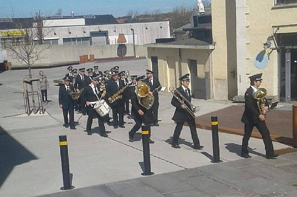 Marsjering frå møllå til torget